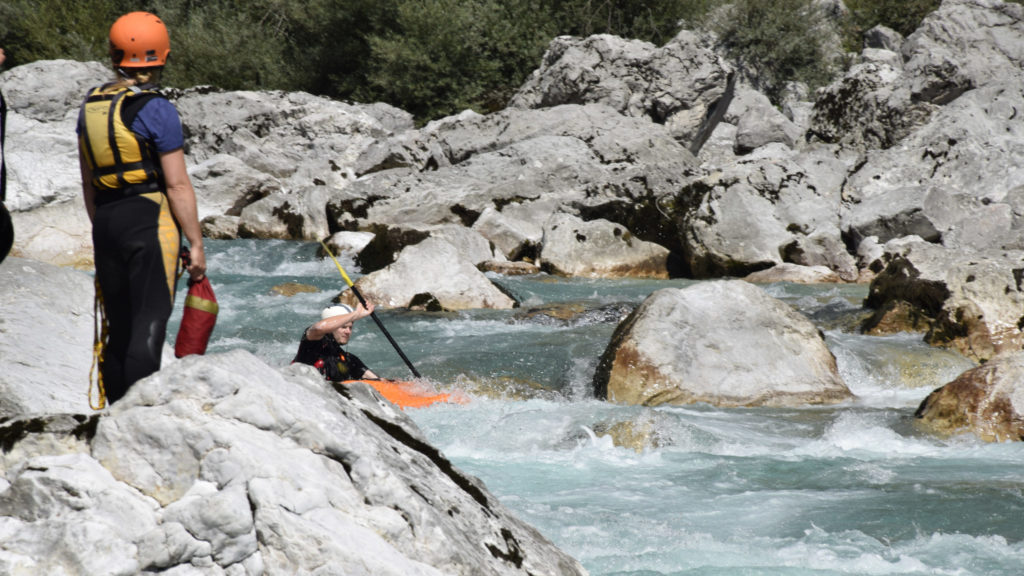 In diesem Kurs lernst du mentale Strategien und Techniken kennen und anwenden, um mit mehr Spaß und Freude anstatt Angst und Stress im Wildwasserkajak unterwegs auf dem Fluss zu sein.