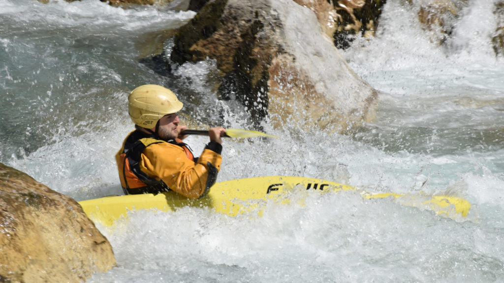 In diesem Kurs lernst du mentale Strategien und Techniken kennen und anwenden, um mit mehr Spaß und Freude anstatt Angst und Stress im Wildwasserkajak unterwegs auf dem Fluss zu sein.