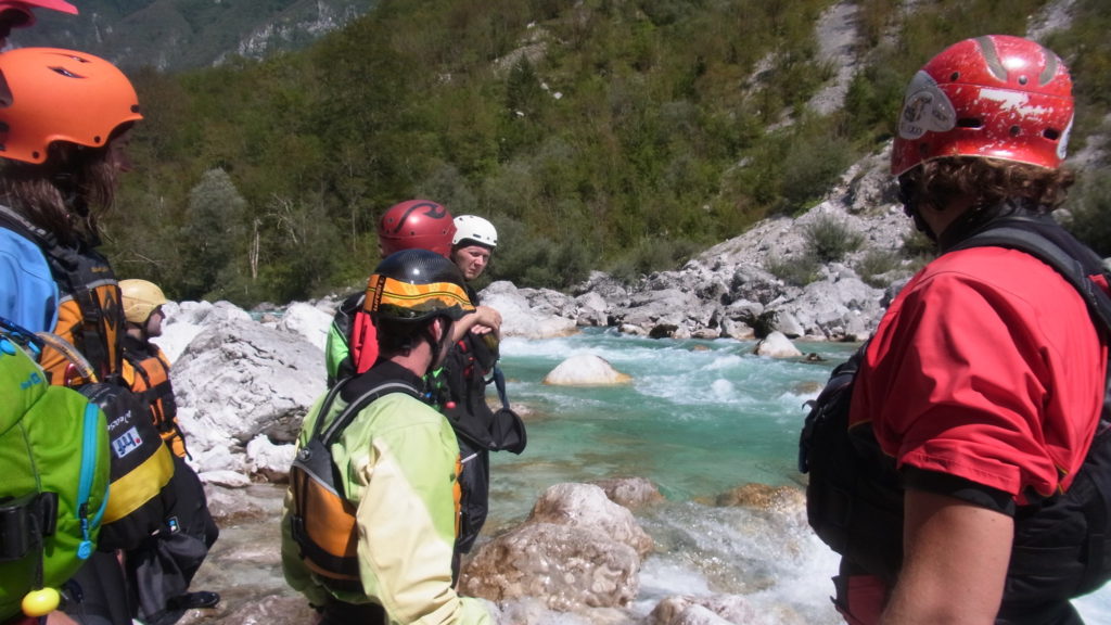 In diesem Kurs lernst du mentale Strategien und Techniken kennen und anwenden, um mit mehr Spaß und Freude anstatt Angst und Stress im Wildwasserkajak unterwegs auf dem Fluss zu sein.